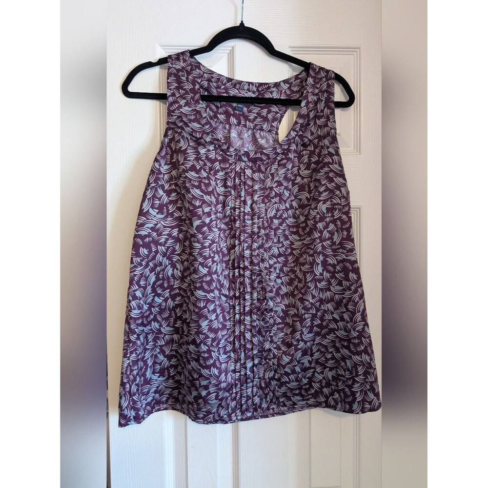 GAP Sleeveless Printed Womens Top in Plum with Light Blue Leaf Pattern Like New